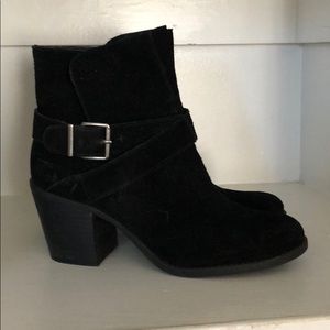 BCBG generation black suede boots